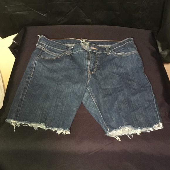 The Diva by Old Navy cut offs size 10 Regular - Picture 2 of 4